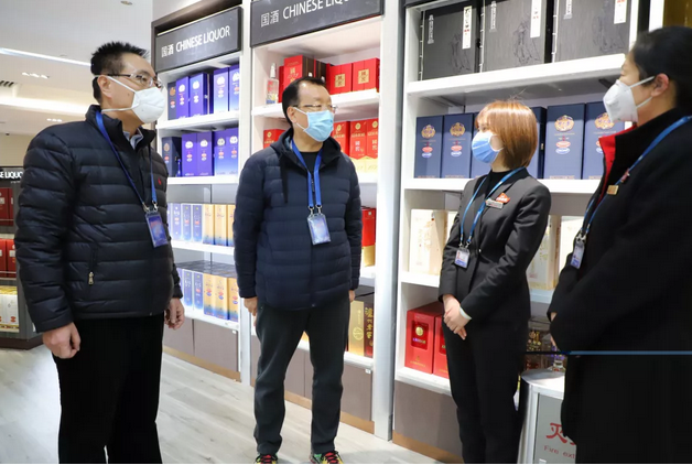 中國旅游集團(tuán)副總經(jīng)理王斌一行到首都機(jī)場免稅店慰問并檢查疫情防控工作